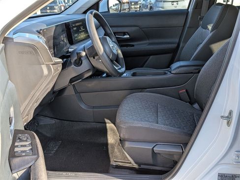 Used 2025 Nissan Kicks SV image 11