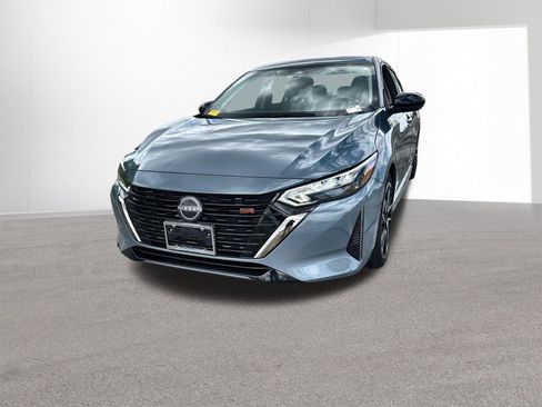 Used 2025 Nissan Sentra SR FWD image 2