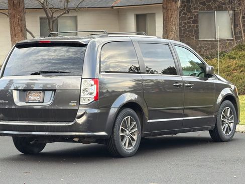 Used 2017 Dodge Grand Caravan SXT image 4