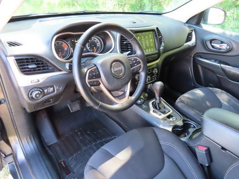 Used 2017 Jeep Cherokee Latitude w/ Comfort/Convenience Group AWD/4WD image 22