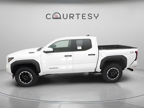 Certified 2025 Toyota Tacoma TRD Off-Road AWD/4WD image 6