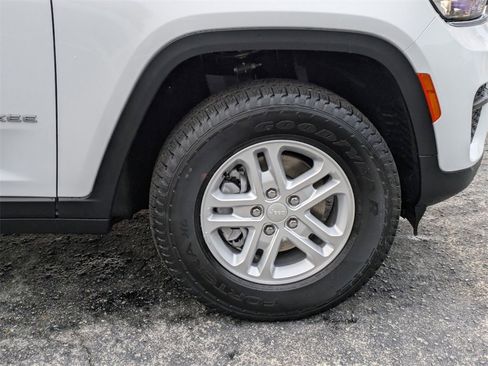 New 2025 Jeep Grand Cherokee Laredo image 11