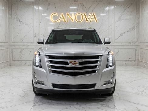Used 2017 Cadillac Escalade ESV Luxury RWD image 2