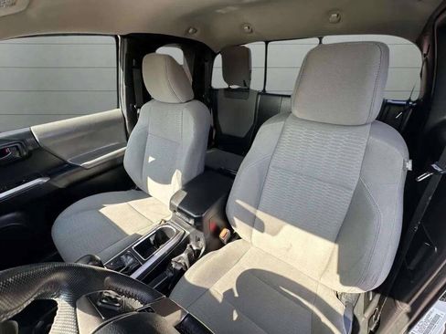 Used 2018 Toyota Tacoma SR5 AWD/4WD image 28