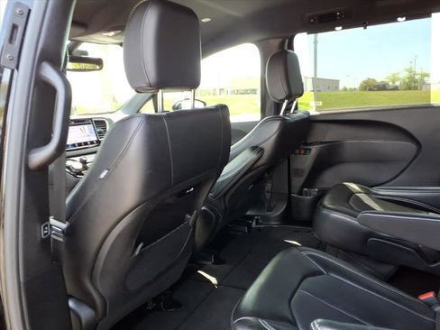Used 2025 Chrysler Pacifica Select FWD image 26