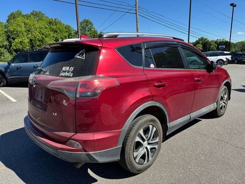 Used 2018 Toyota RAV4 LE FWD image 8