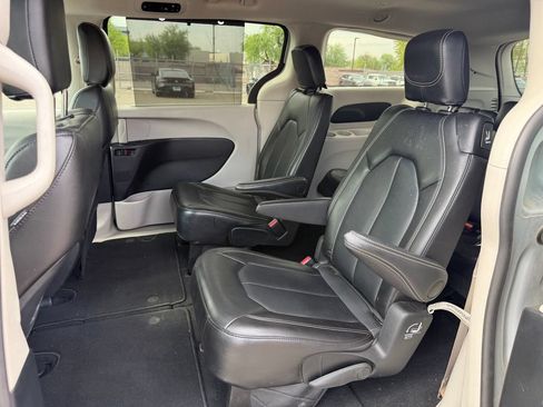 Used 2024 Chrysler Pacifica Touring-L FWD image 10