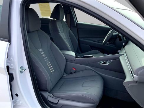 Used 2025 Hyundai Elantra Sport FWD image 9