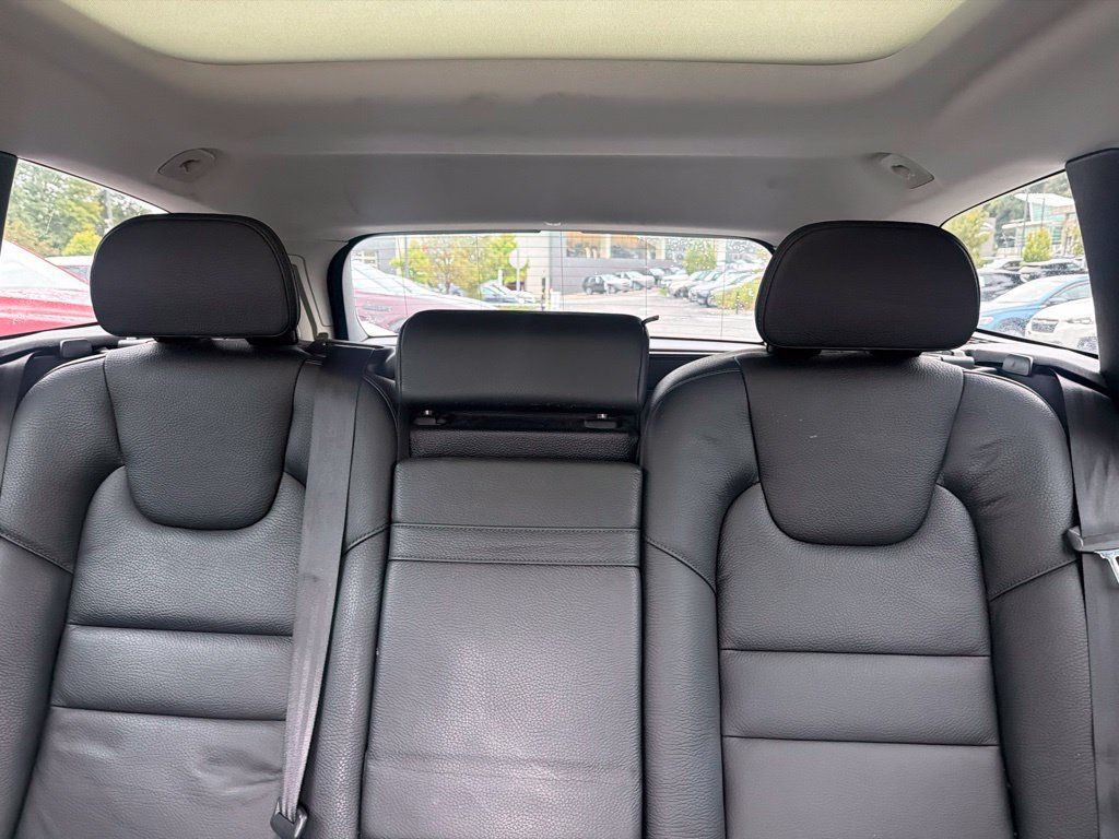 Used 2019 Volvo V60 T6 Momentum AWD/4WD image 15