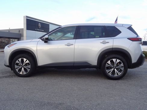 Used 2022 Nissan Rogue SV image 7