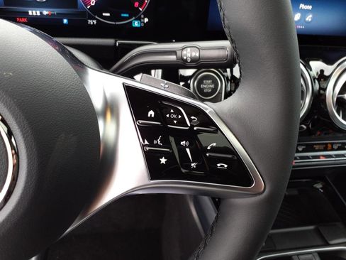 Used 2025 Mercedes-Benz GLA 250 4MATIC image 16