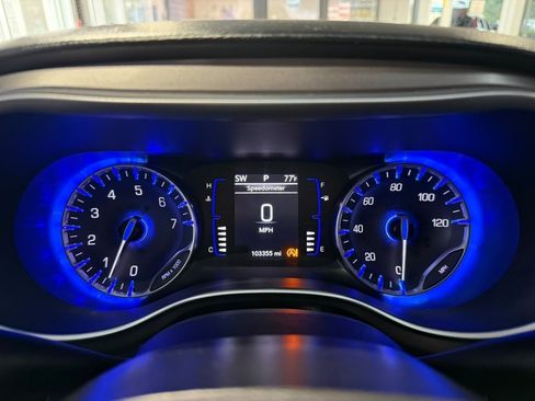 Used 2020 Chrysler Pacifica Touring-L FWD image 41