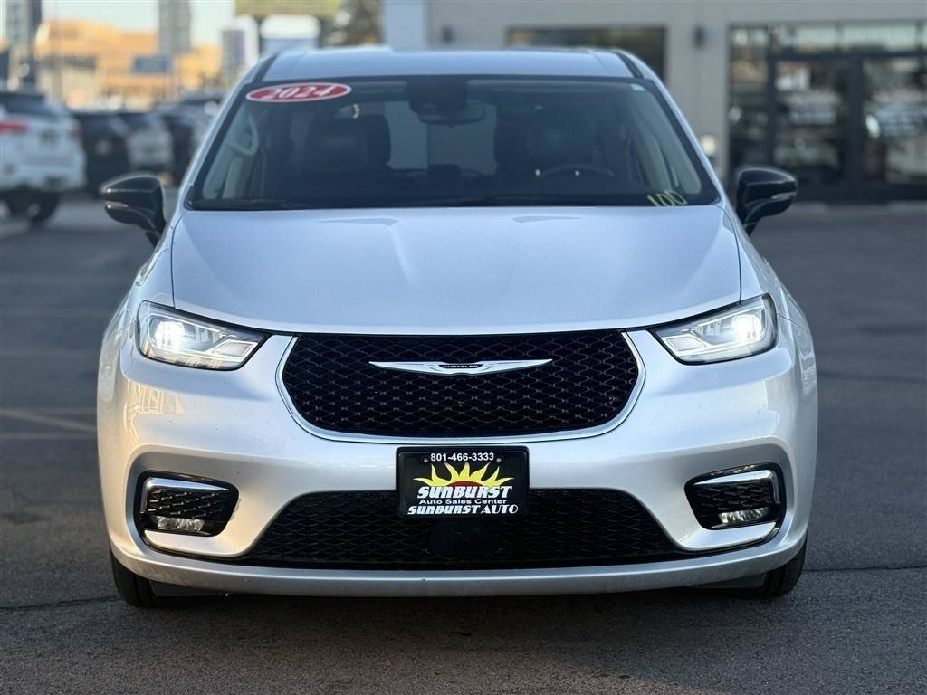 Used 2024 Chrysler Pacifica Touring-L FWD image 2
