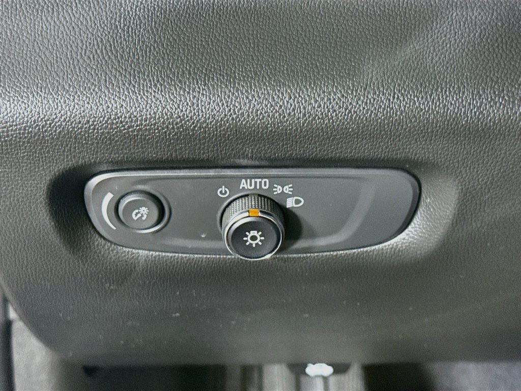 Used 2023 Chevrolet Traverse LT FWD image 18