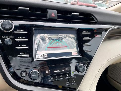 Used 2018 Toyota Camry XLE image 24