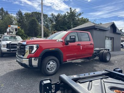 New 2025 GMC Sierra 3500 Pro w/ Convenience Package