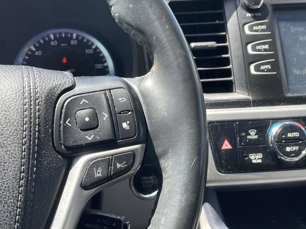 Used 2017 Toyota Highlander XLE AWD/4WD image 32