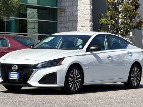 Used 2025 Nissan Altima 2.5 SV FWD image 8
