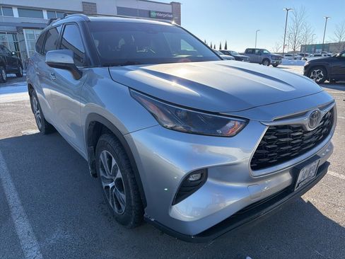 Used 2022 Toyota Highlander XLE image 3