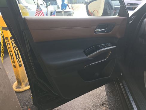 Used 2025 Nissan Pathfinder Platinum w/ Cargo Package image 10