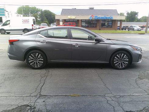 Used 2024 Nissan Altima 2.5 SV FWD image 6