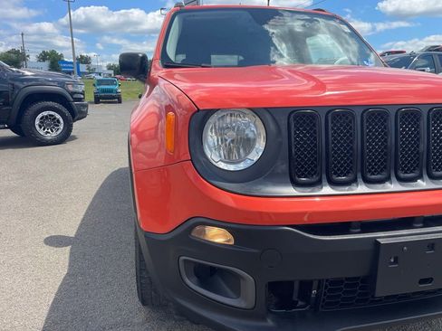 Used 2016 Jeep Renegade Latitude w/ Popular Equipment Group AWD/4WD image 19