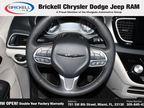 Used 2023 Chrysler Pacifica Touring-L FWD image 19