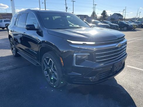 Used 2025 Chevrolet Traverse High Country image 1