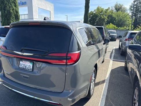 Used 2023 Chrysler Pacifica Touring-L FWD image 2
