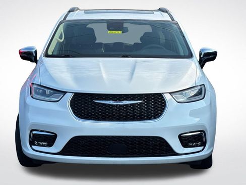 Used 2023 Chrysler Pacifica Limited w/ Uconnect Theater Family Group FWD image 3
