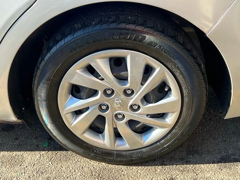 Used 2020 Hyundai Elantra SE image 10