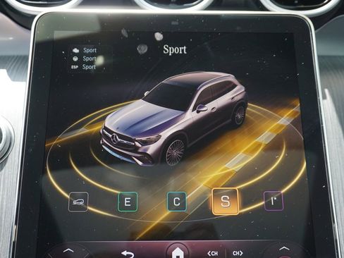 Used 2025 Mercedes-Benz GLC 300 4MATIC image 36