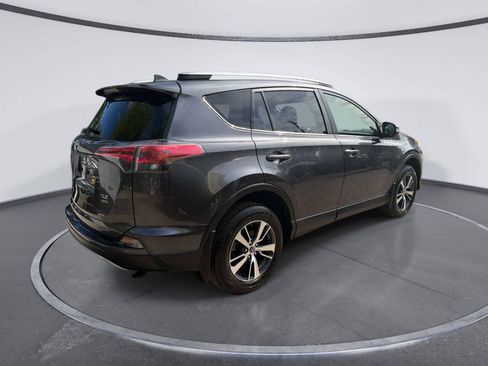 Used 2018 Toyota RAV4 XLE AWD/4WD image 4