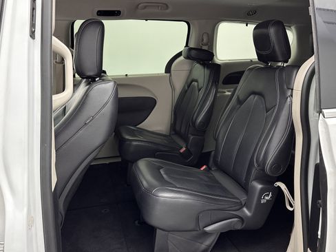 Used 2022 Chrysler Pacifica Touring-L FWD image 21