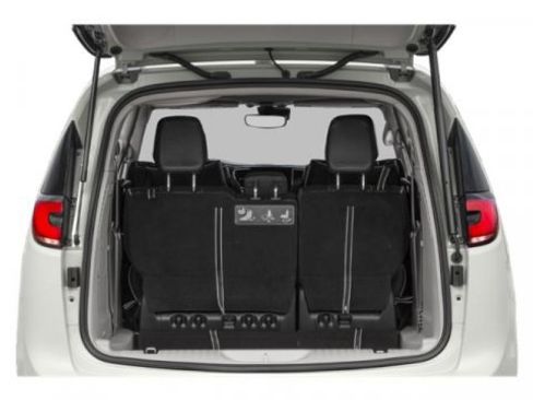 Used 2023 Chrysler Pacifica Touring-L image 14