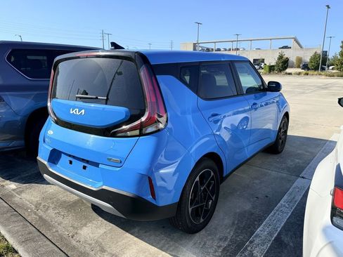 Used 2023 Kia Soul EX image 3