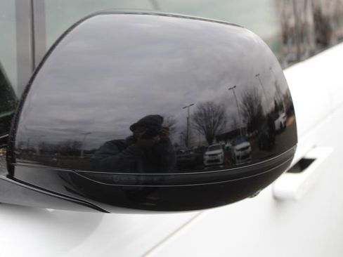 Used 2025 Land Rover Range Rover SE image 12