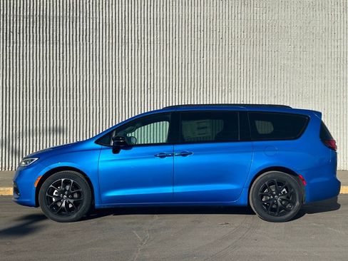 New 2026 Chrysler Pacifica Select w/ S Appearance Package image 2