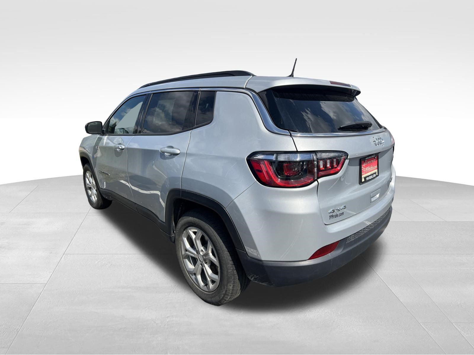 Used 2024 Jeep Compass Latitude AWD/4WD image 8