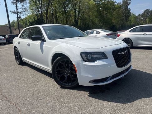 Used 2019 Chrysler 300 Touring w/ Sport Appearance Package RWD image 4