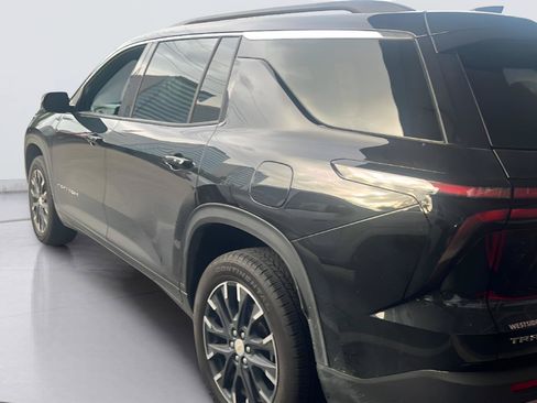 Used 2025 Chevrolet Traverse LT w/ Sun and Wheel Package FWD image 3