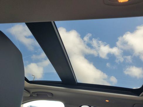 Used 2021 Nissan Rogue SV w/ Premium Package image 11