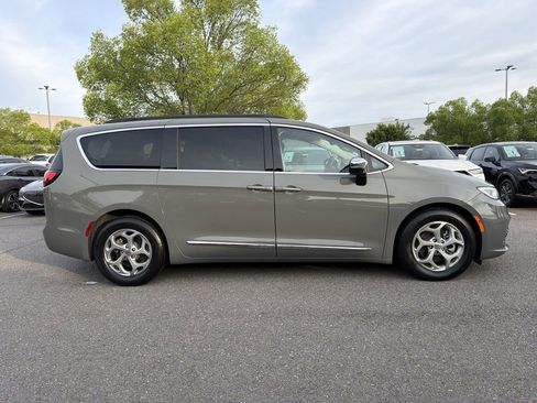 Used 2023 Chrysler Pacifica Limited FWD image 2