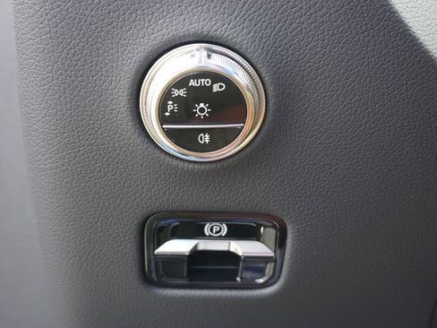 Used 2025 Mercedes-Benz GLC 300 4MATIC image 25