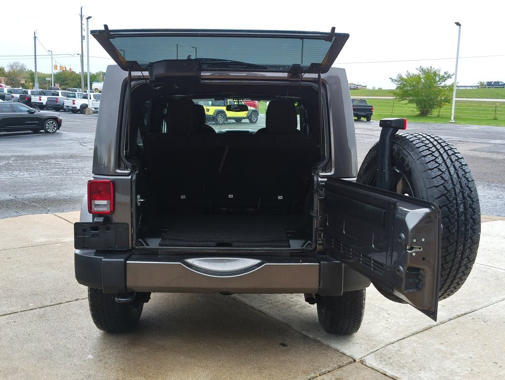 Used 2018 Jeep Wrangler Unlimited Sahara w/ Connectivity Group AWD/4WD image 15