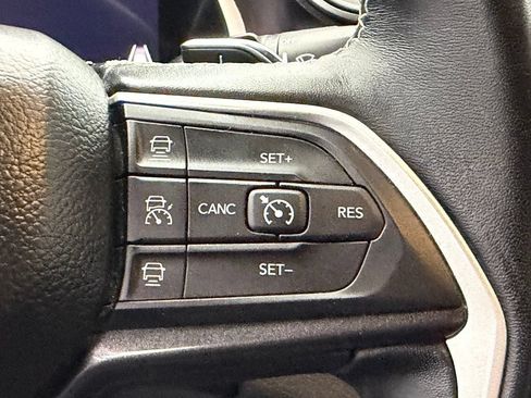 Used 2022 Jeep Grand Cherokee Laredo w/ Luxury Tech Group I RWD image 28