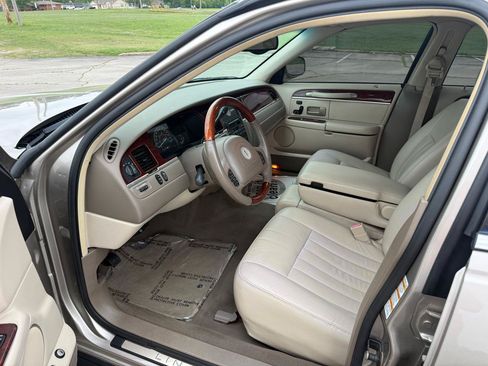 Used 2003 Lincoln Town Car Signature RWD image 11