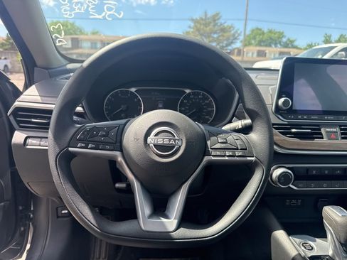 Used 2025 Nissan Altima 2.5 SV image 3