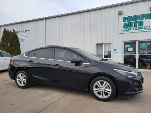 Used 2018 Chevrolet Cruze LT w/ Convenience Package image 9