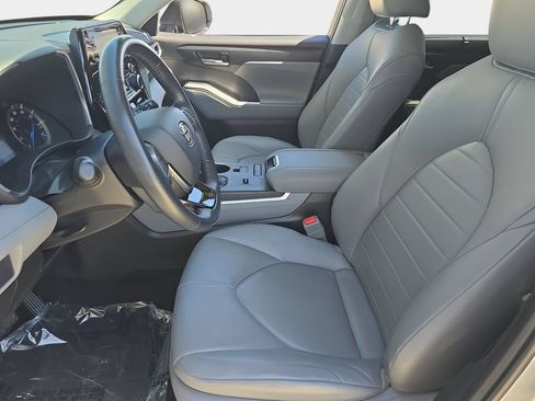 Used 2021 Toyota Highlander XLE FWD image 20